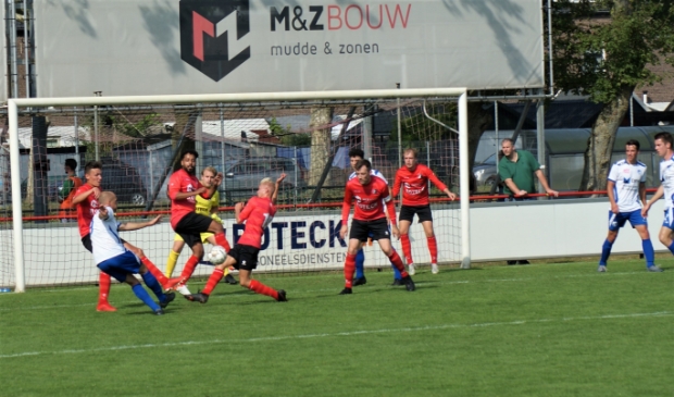 <p>Dennis Verhoef neemt het vijandelijk doel onder vuur</p>