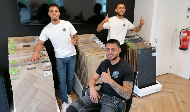 Vanaf links Zefanja Landolf en Des en Dean Broodkoorn. ,,Met World of Floors zijn wij adviseurs, leveranciers en monteurs."