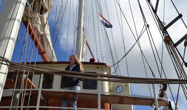 <p>Eva aan boord van het tallship waarmee zij haar reis gaat maken. Ze wil later huisarts worden, net als haar opa.</p>
