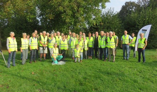 De groep vrijwilligers is klaar voor de start.