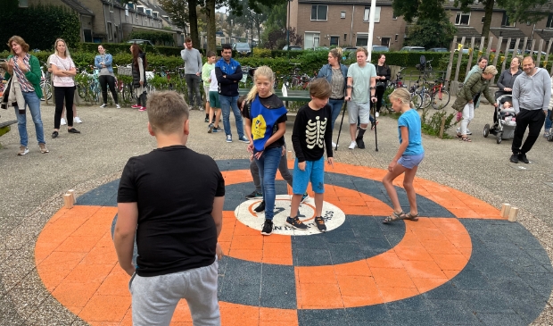 Leerlingen spelen op het net geopende Schoolplein 14