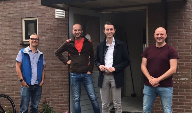 V.l.n.r. Corstian van Westen (Malkander), Henri van Dijk (FlowerPower), Wethouder Jan Pieter van der Schans, Oscar Biesheuvel (Connectkerk) voor het Buurthuis in de Bloemenbuurt