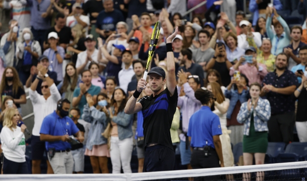 <p>Botic Van De Zandschulp viert het verslaan van de Argentijn Diego Schwartzman op de zevende dag van het US Open.</p>