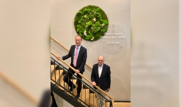 <p>Burgemeester Jan de Vries (links) en bestuursvoorzitter Ad van Driel bij een decoratie in de hal van het hospice</p>
