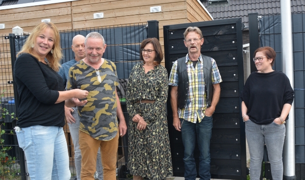 <p>Martin ontvangt de sleutel van zijn nieuwe onderkomen in aanwezigheid van mensen die zich voor hem hebben ingezet.</p>