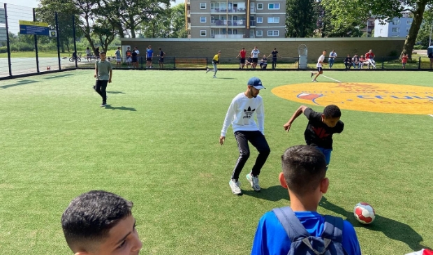 <p>Onder een heerlijk zonnetje werd er op Cruyff Court Parkwijk lekker gevoetbald.</p>