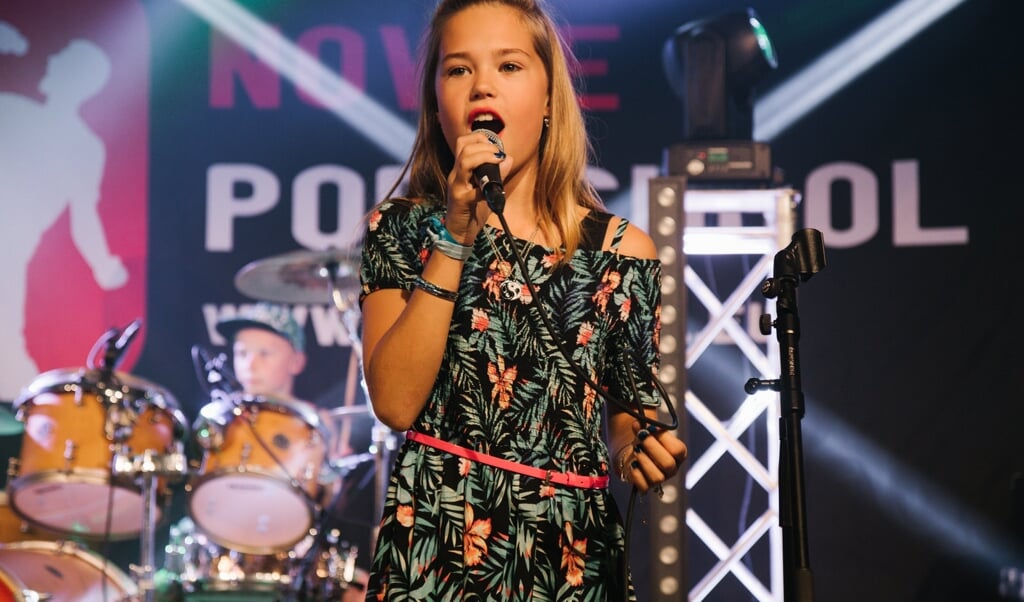 Zangleerling Nikki schittert tijdens een optreden van de popschool
