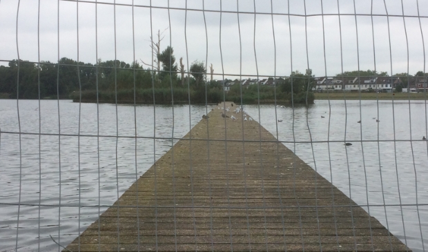 <p>Na een grondige schoonmaakbeurt gaan de hekken weg van de loopvlonder bij de Ouderkerkerplas.</p>