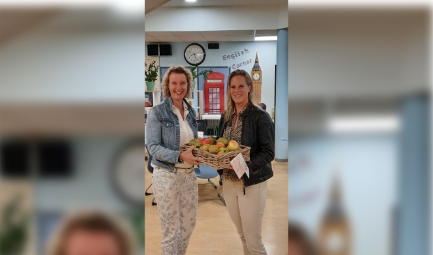 Michelle van der Linden en Angelique Zwart met het verse fruit.