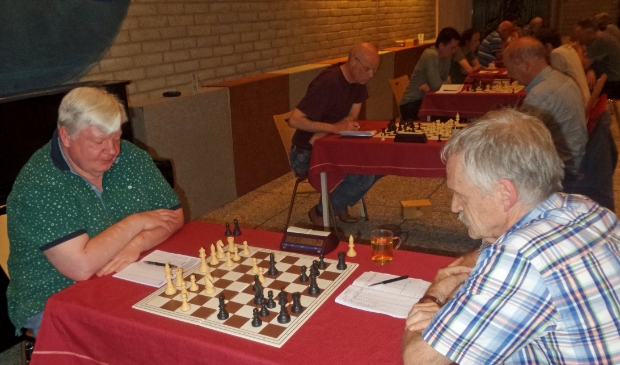 <p>Robin Enneman verrast Tom Smit (rechts). </p>