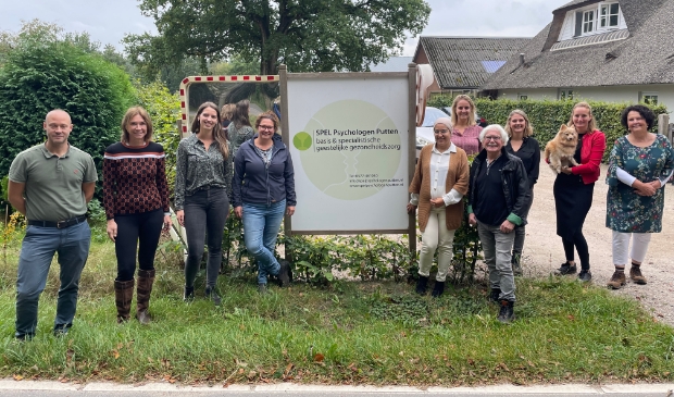 Een deel van het team van SPEL Psychologen Putten bij de ingang van het terrein.