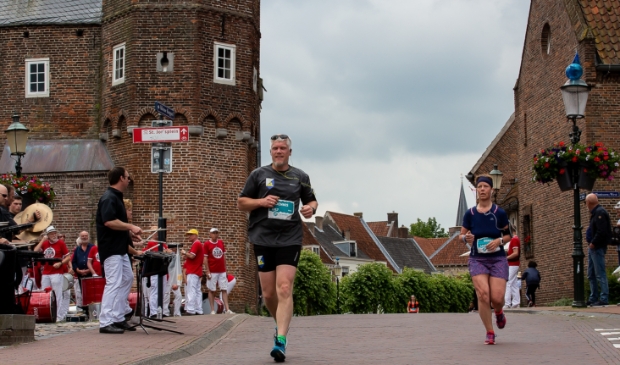 <p>De marathon is vooral populair vanwege het parcours, de singels langs de oude binnenstad en de live muziek. </p>