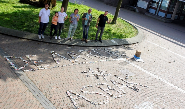 <p>'Peuken bevatten veel giftige stoffen en vervuilen tot wel 8 liter grondwater. Ze doen er 2 tot 12 jaar over om af te breken.'</p>