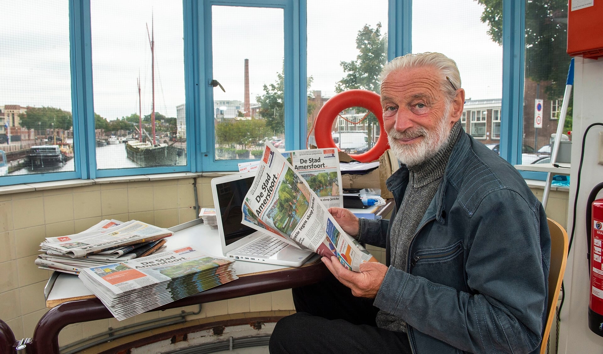 Joop de Keijzer columnist van De Stad Amersfoort, brugwachter en havenmeester. 