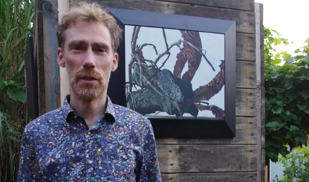 Kunstenaar Johannes voor zijn expositiezuil