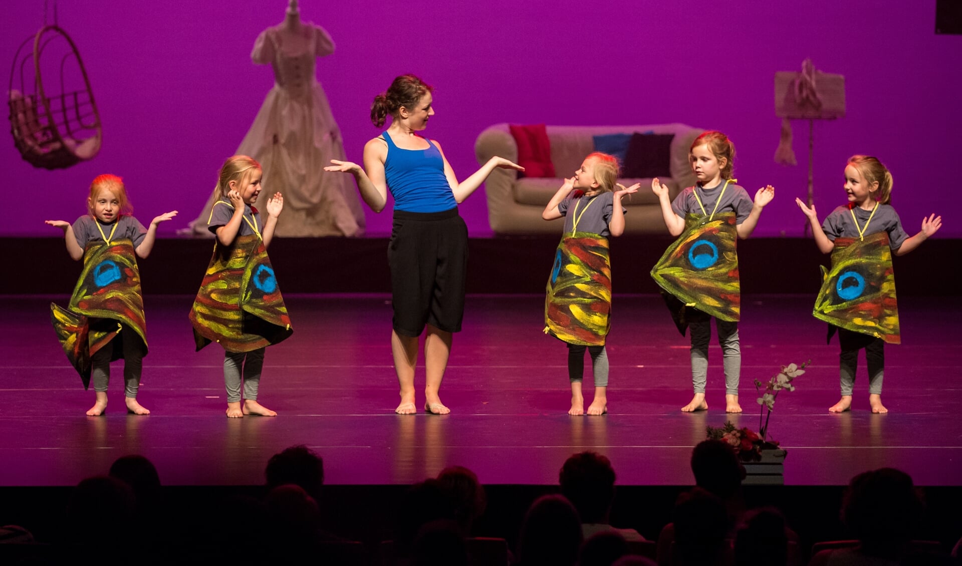 jonge dansers op het podium