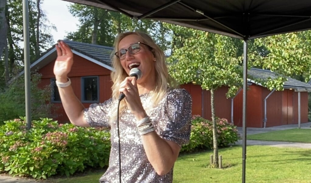Esther tijdens een optreden bij de Heigraaf in Woudenberg. 