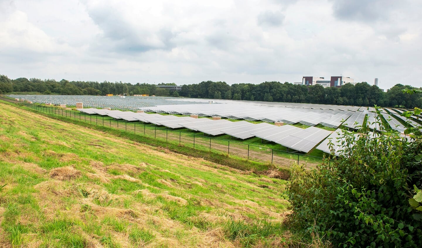 Zonnevelden, zoals dit park naast Meander MC in Amersfoort, spelen een belangrijke rol in de plannen om in de nabije toekomst grote hoeveelheden elektrische energie duurzaam op te wekken.