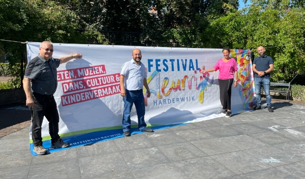 <p>(vlnr) Otto Büttner, Emin Karaaslan, Diana Codfried en .Ahmet Kaya op het muziekpodium in het Hortuspark.</p>