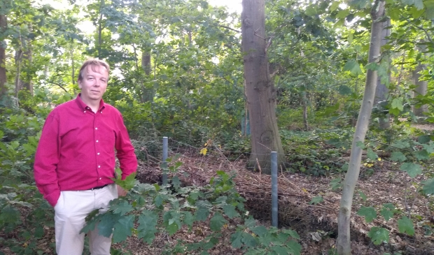 Hans Bastianen in zijn achtertuin, in de A12 Spoorzone, zoals het gebied door de gemeente genoemd wordt.