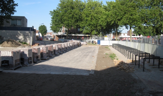 Links de parkeerplaatsen, rechts ruimte voor fietsen