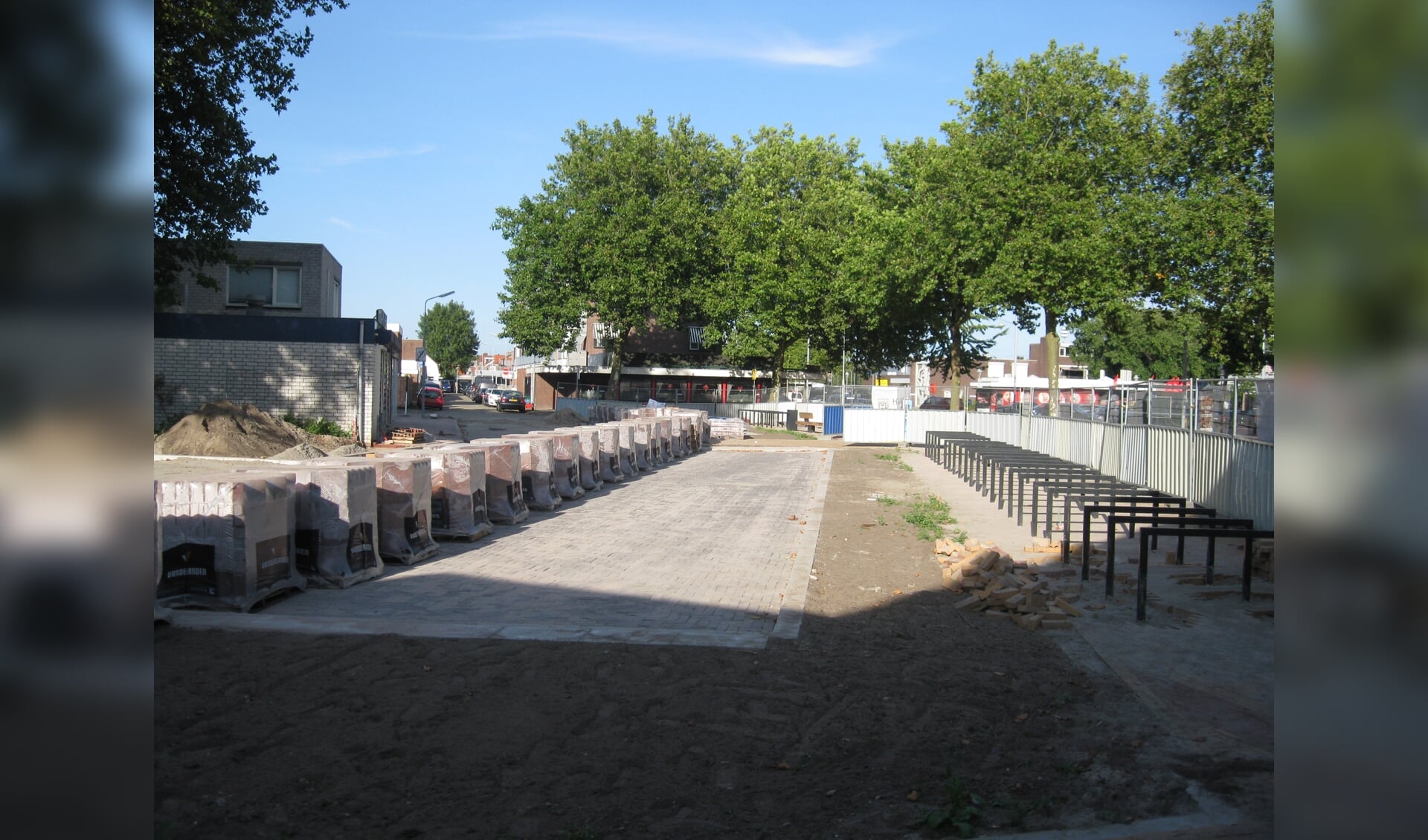 Links de parkeerplaatsen, rechts ruimte voor fietsen