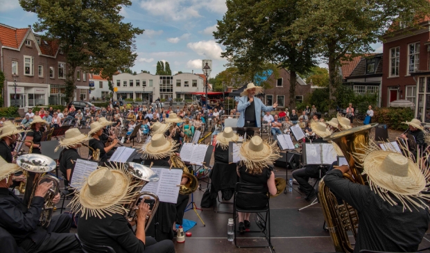 <p>Harmonie St. Michaël, o.l.v dirigent John Brouwer, geeft de aftrap van het festival op een goed gevuld en zonnig Wilhelminaplein.</p>