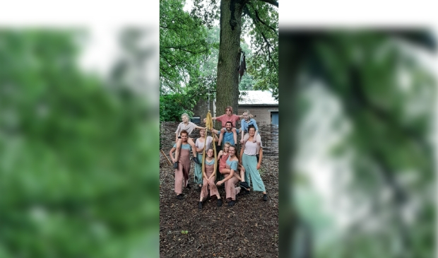 Danstheatergroep Aard na de première van Wikkel tijdens het Cultuurlandfestival in Ederveen