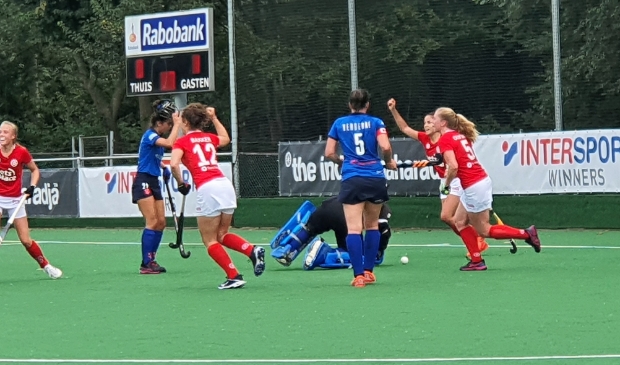 <p>Wageningse vreugde nadat strafcornerkanon Myrthe Jonker in het duel met Breda voor de 1-1 heeft gezorgd. Jonker zou vervolgens nog tweemaal genadeloos toeslaan.</p>
