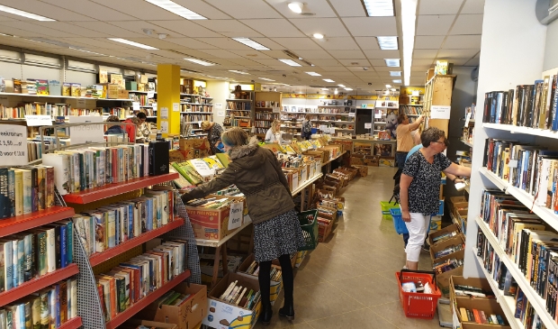 Op de schappen staan duizenden nieuwe tweedehands boeken.