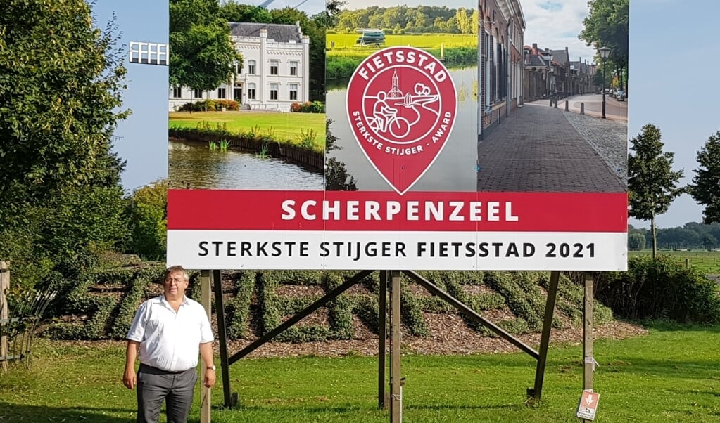 Wethouder Gerard van Deelen wil dit bord bij de entree van Scherpenzeel straks graag vervangen door 'Fietsstad 2020'