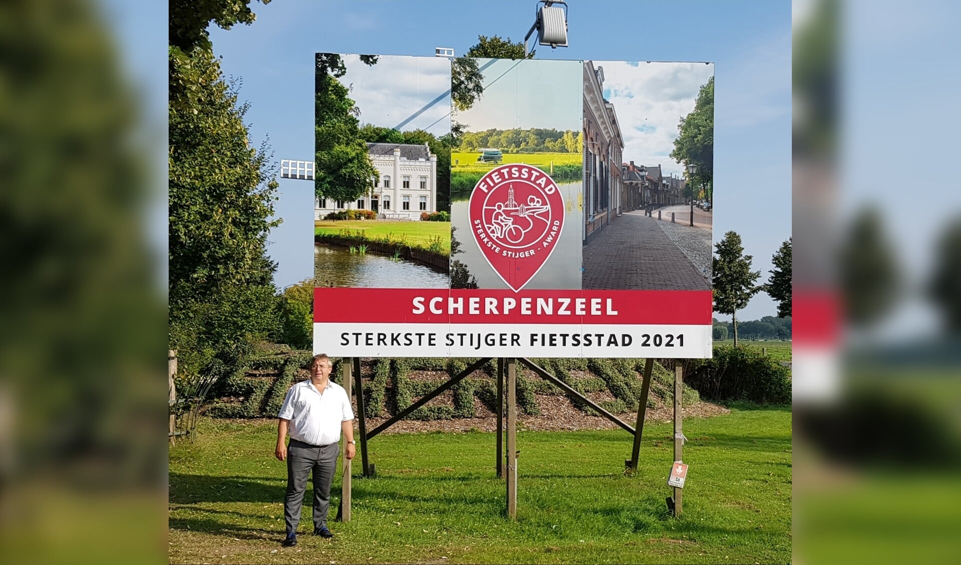 Wethouder Gerard van Deelen wil dit bord bij de entree van Scherpenzeel straks graag vervangen door 'Fietsstad 2020'