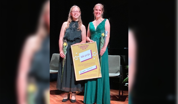 Een trotse Ilse (l) en Anneloes (r)