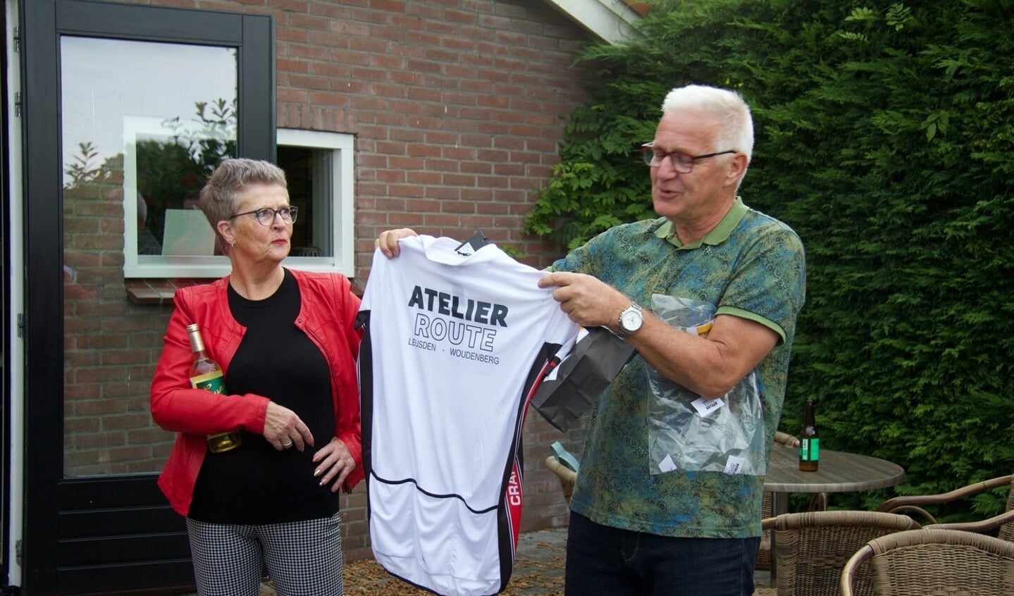 Peter en Remke van Schaik met een afscheidscadeau, zodat Peter ook op de racefiets de AtelierRoute kan blijven promoten.
