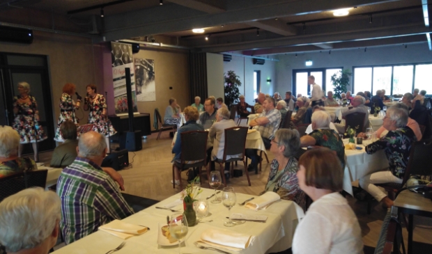 leden Senioren Belangen genieten van diner en optreden Muzidima's