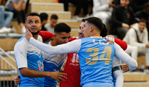 <p>Achraf Benahmed kijk naar het scorebord pof de 2-0 wordt bijgewerkt.</p>