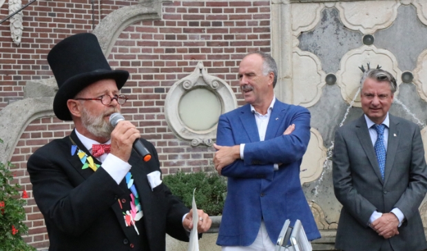 Tijdelijk burgervader Fic Tief (Fred Rosenhart) met wethouder Gert-Jan Bluijs en burgemeester David Moolenburgh