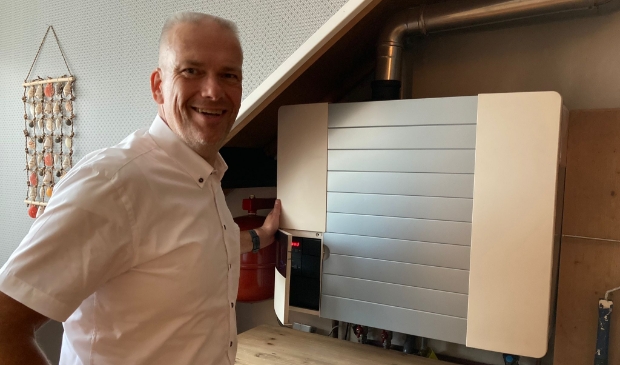 <p>Wouter Catsburg bij zijn eigen CV ketel (archief)</p>