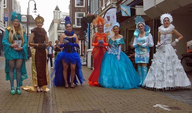 <p>Danseressen zorgen voor feestelijke start van culturele zondag</p><p>een bonte stoet van danseressen van balletschool Papillon o.l.v. Anja Rietveld. Ze zijn gehuld in theatrale kostuums van de hand van Willy Lemmen, om aandacht te vestigen op de deelnemende galeries, musea en theaters</p>