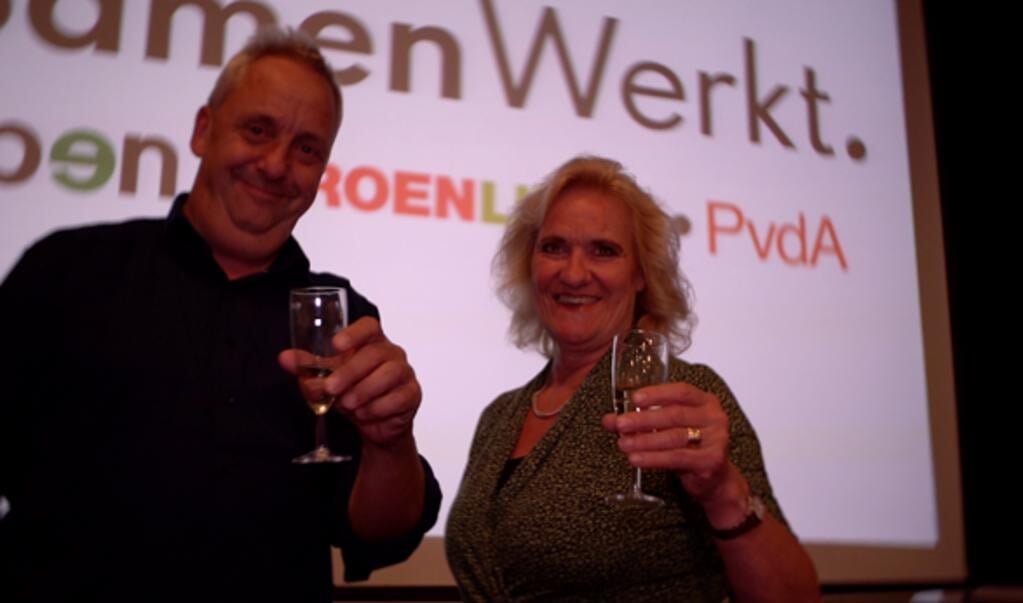 Hans Waaldijk van Open Utrechtse Heuvelrug proost met de nieuwe lijsttrekker Wil Kosterman