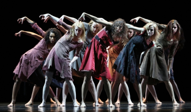 <p> Introdans jubileert en viert zijn vijftigjarig bestaan met álle dansers.</p>