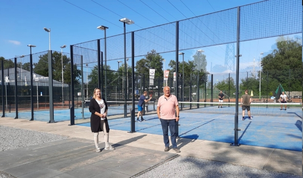 <p>Voorzitter Stef Loos samen met Merit van Es-Roodbeen bij de padelbanen van NTC.</p>