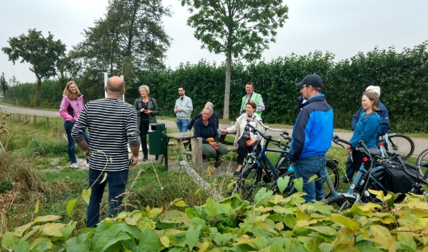 Mickel Bos bij zijn poel en hoogstamfruitbomen