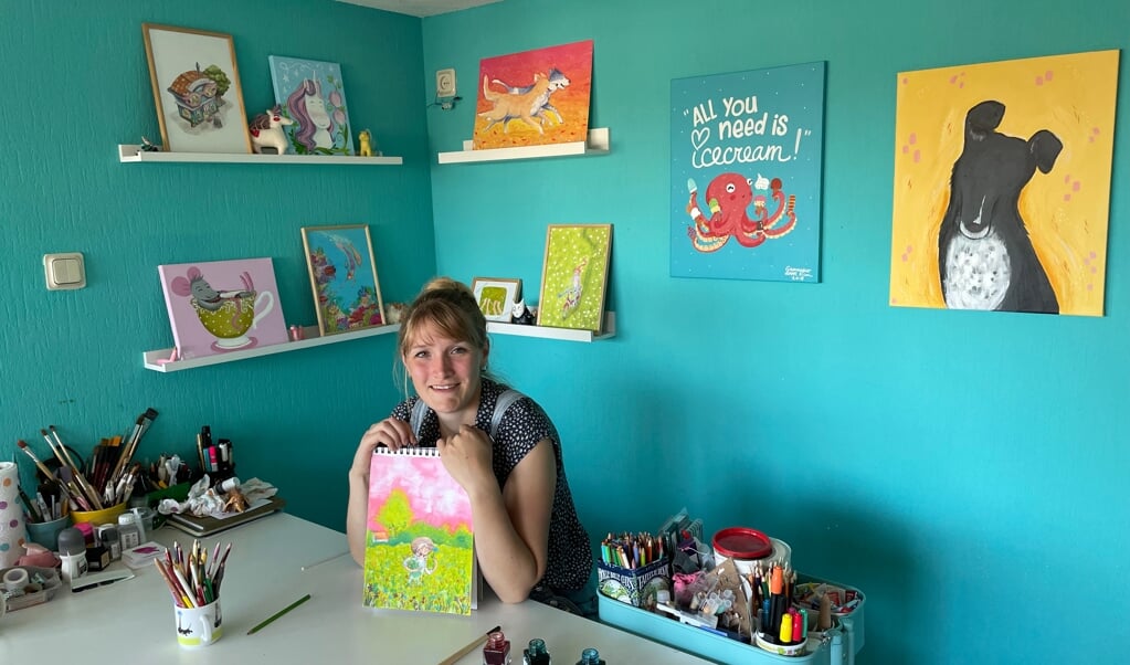 Kim den Dulk in haar atelier met haar vrolijke, speelse en kleurige illustraties, te zien op www.gemaaktdoorkim.nl. 