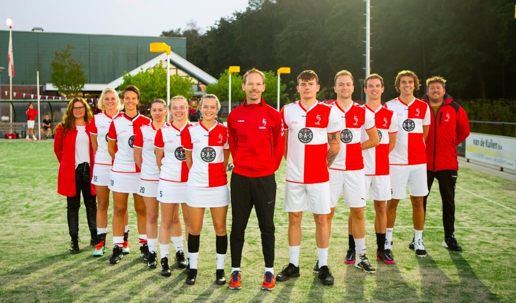 Van links naar rechts teammanager Bianca van den Brink, Melissa Bakkenes, Brandien van de Fliert, Liesbeth Bouter, Sandra van Winkoop, Rhodé Hartkamp, Ruud van de Hoef (hoofdcoach), Bart Evers, Ard van der Pols, Cees Snoei, Milko van Golberdinge en Kasper Stolk (assistent-coach). Melle Smit ontbreekt.