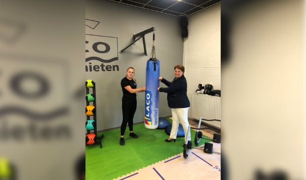 Op de foto links Mariska Fontaine - van Cooten en rechts Wethouder Chantal Broekhuis.