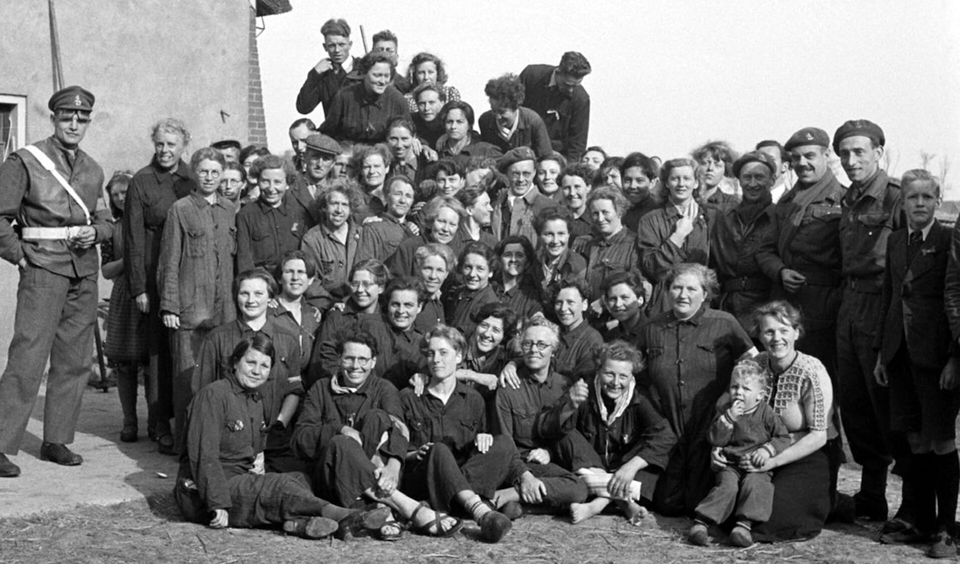 Een aantal van de 116 vrouwen na de bevrijding van Kamp Westerbork, onder hen Willempje Burger-Boeve uit Garderen (in de eerste staande rij vrouwen, de vierde vrouw van links: degene met handen op haar schouders.)