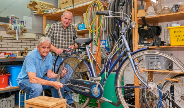 <p>Vrijwilligers Han Bakker (l.) en Aart Bouw.</p>