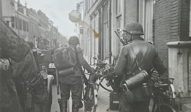 <p>Van hetzelfde filmrolletje als hierboven komt deze: zijn dat Nederlandse fietsen?</p>