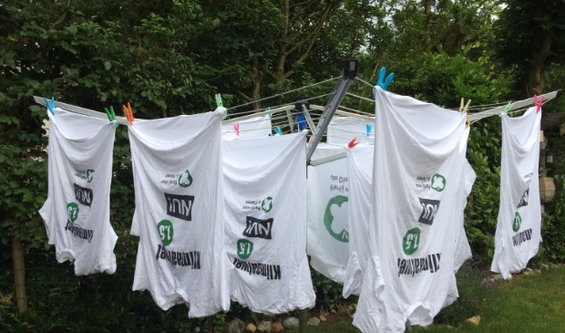 De ‘clean-up t-shirts’ van de Partij voor de Dieren hangen te drogen: de leden zijn klaar voor #WorldCleanUpDay033.